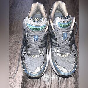 Asics Gel Women's Size 8.5 Running Shoes  Athletic Trainers green